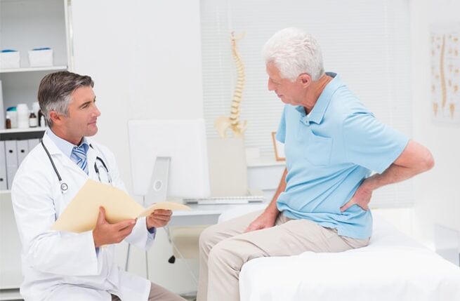 Een patiënt met artrose bij een doktersafspraak